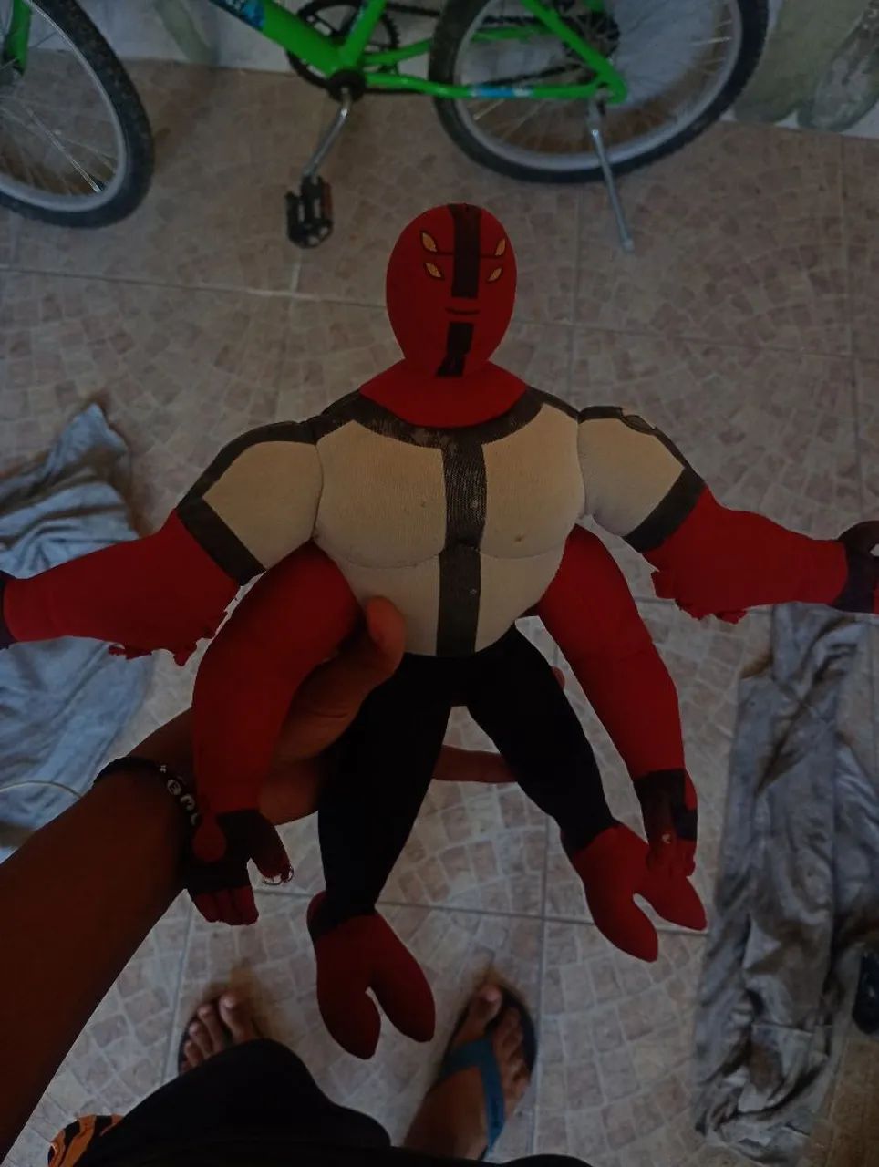 Pelúcia quatro braços Ben 10 