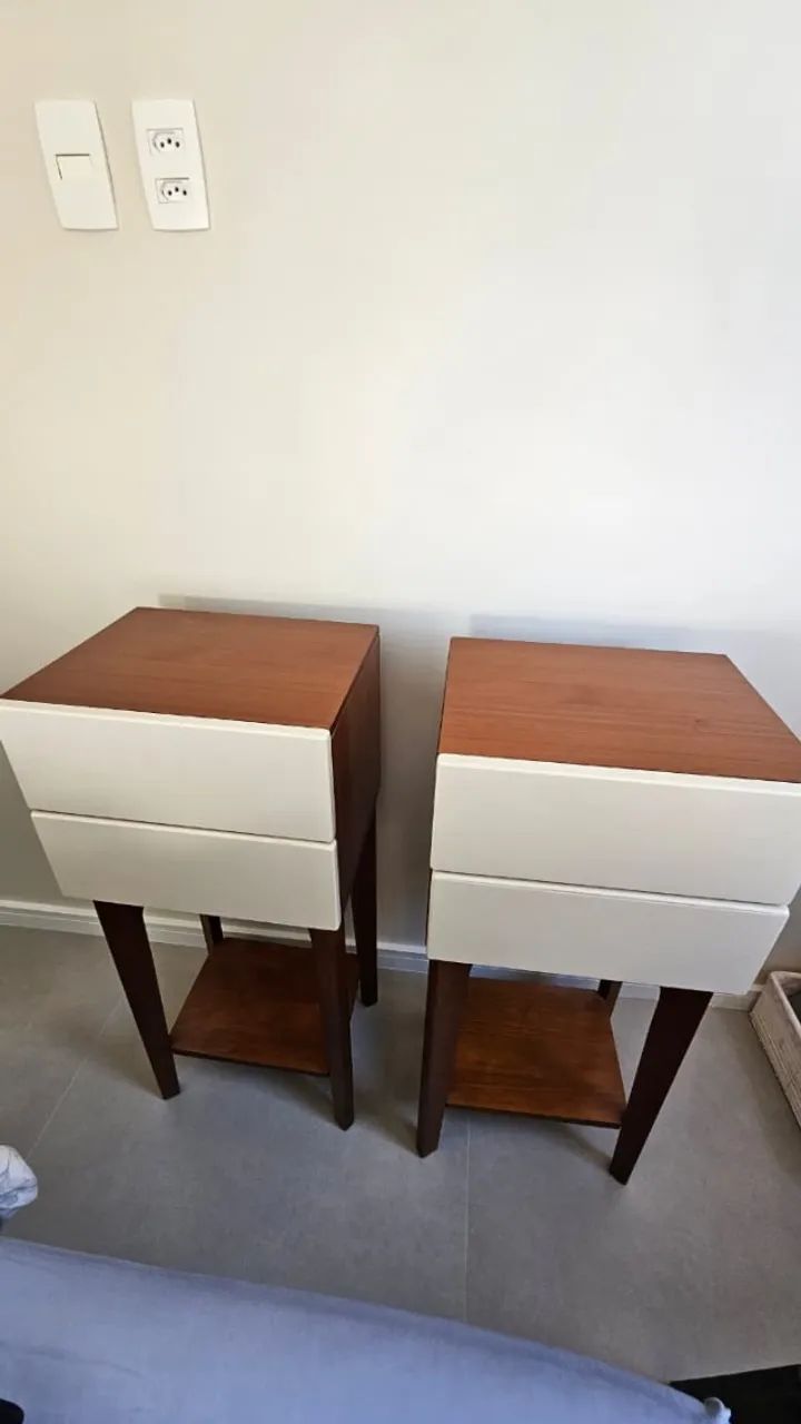 Par de Mesas de Cabeceira / Mesas Laterais - Pinus e MDF Laqueado