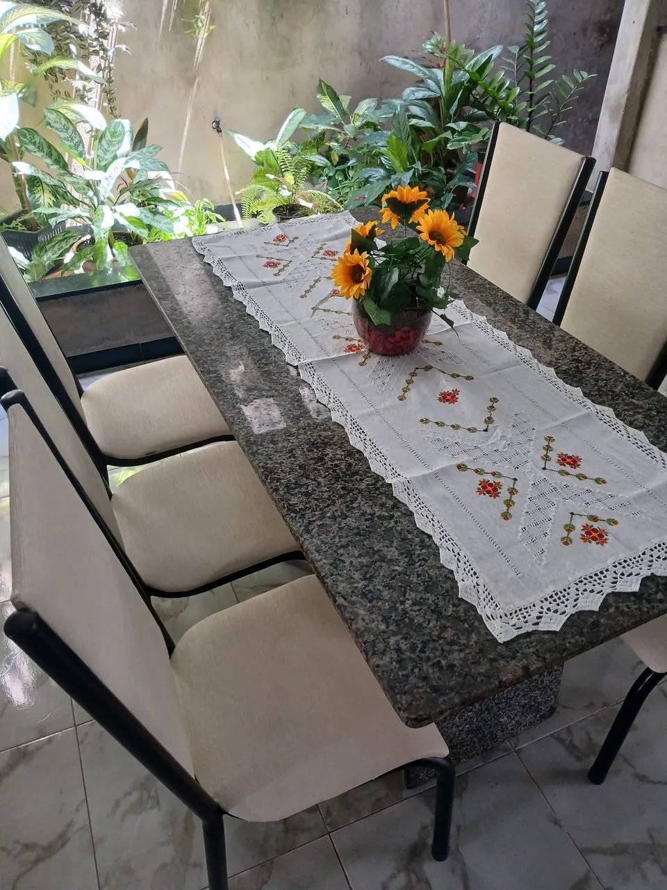 Vendo mesa de mármore 6 cadeiras  - Foto 2