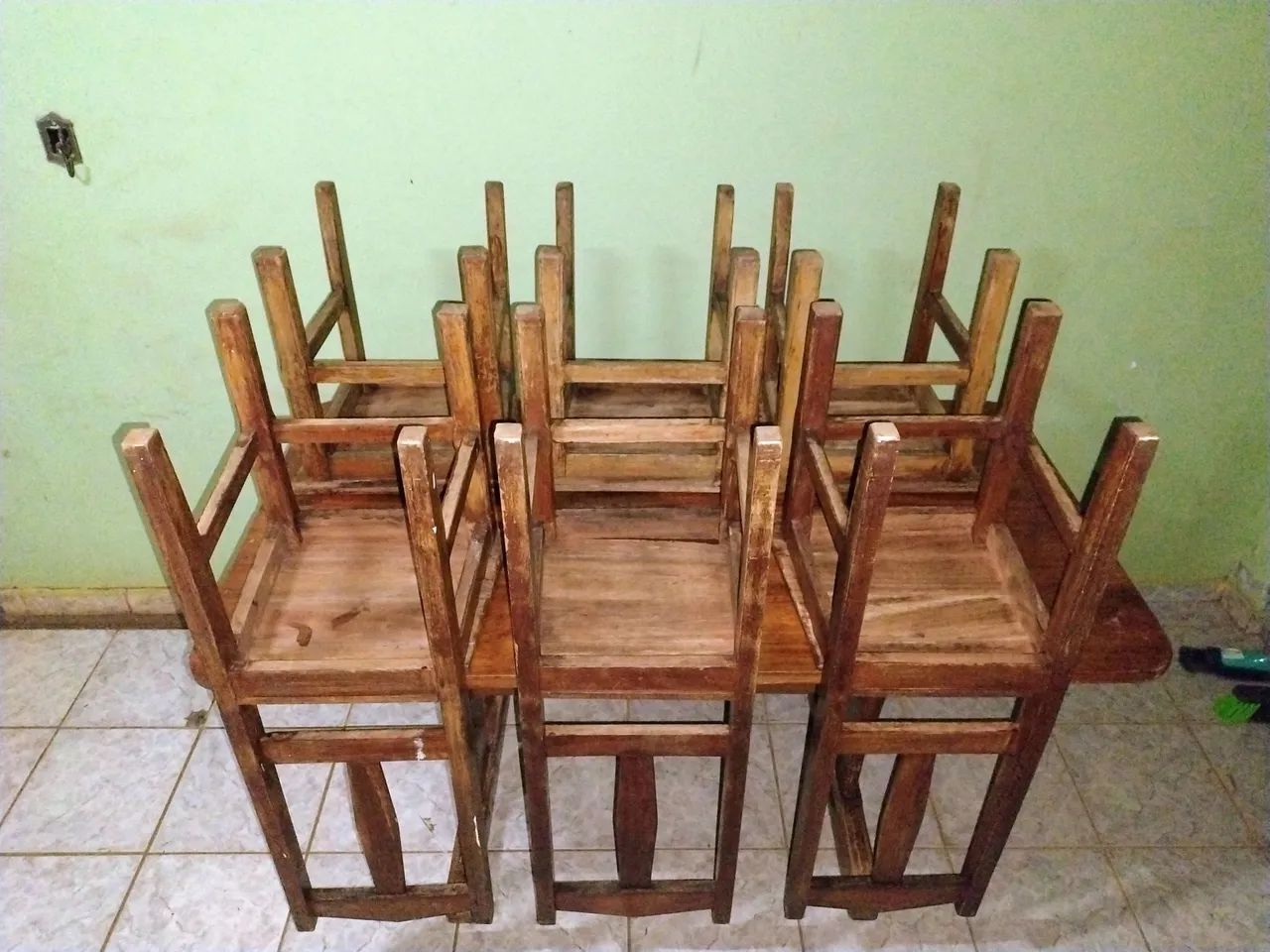 Mesa de jantar de madeira resistente com cadeiras - Foto 4