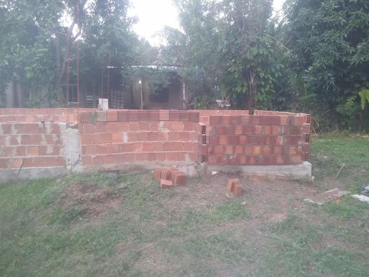 Terreno com casa inacabada  - Foto 3