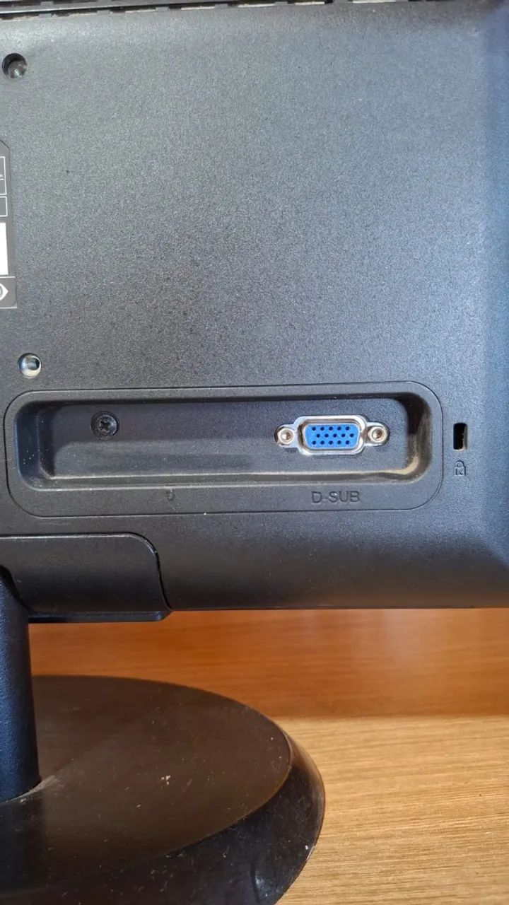 Monitor Widescreen Usado Preto com Conexões VGA e HD - 220V - Foto 2