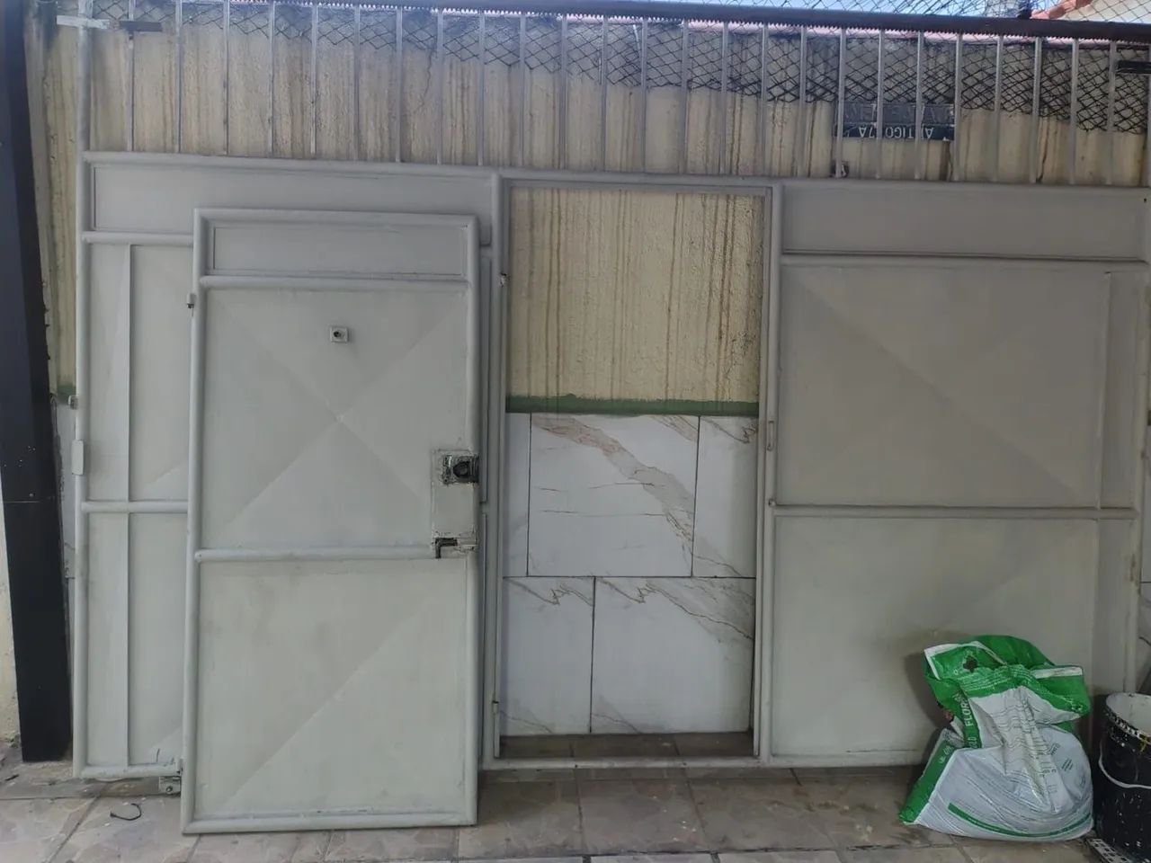 Portão de garagem com portão social