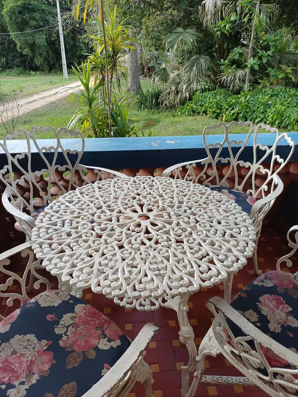 Mesa ferro com 4 cadeiras