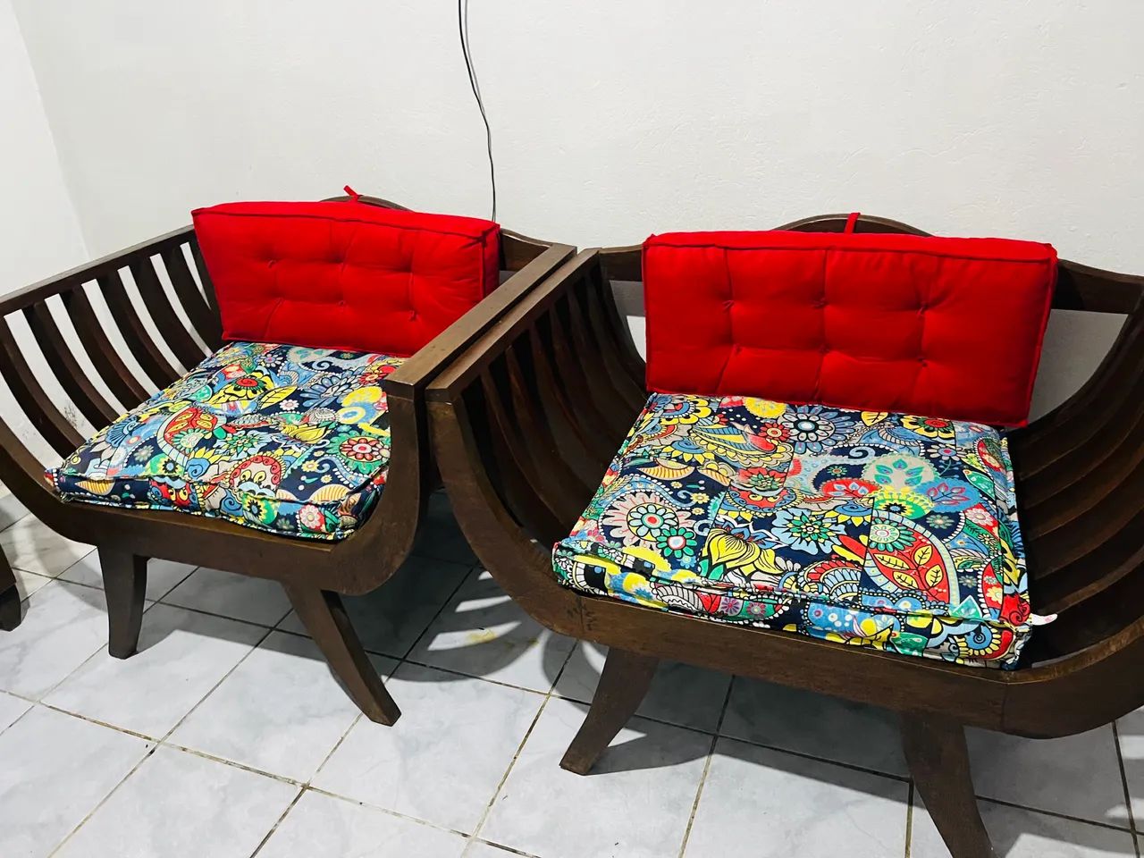 Sofá de 3 lugares de angelim com o centro e os estofados 