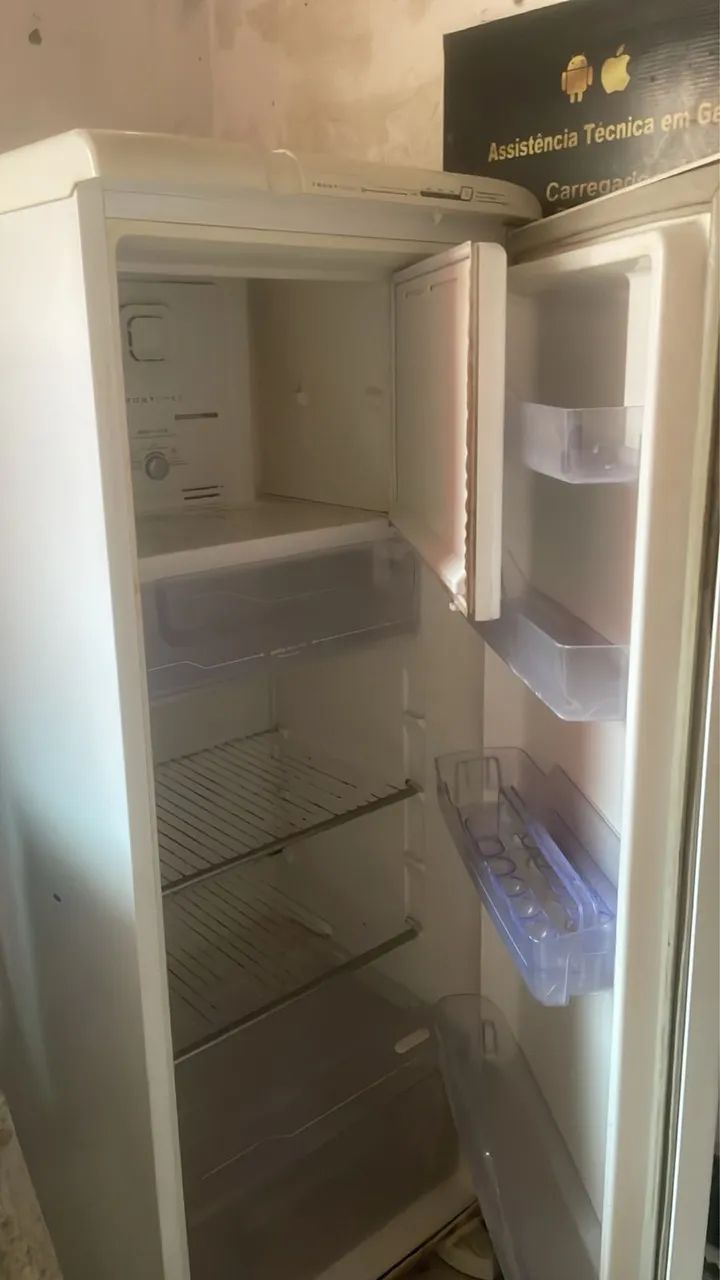 Vendo Geladeira Electrolux bem conservada! Motivo de venda, ganhei uma maior!  - Foto 5