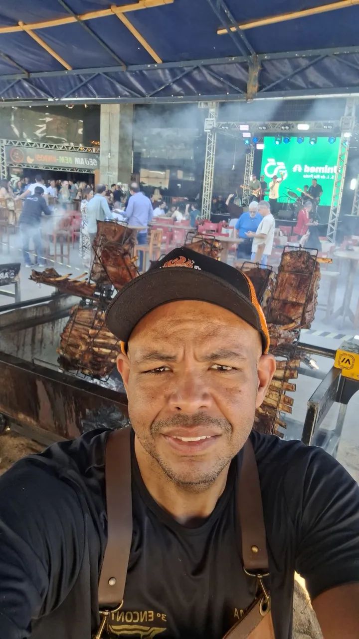 Churrasqueiro assador e buffet 