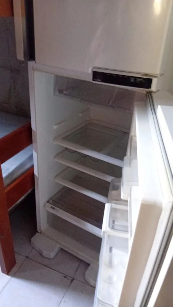 Geladeira usada com defeito 