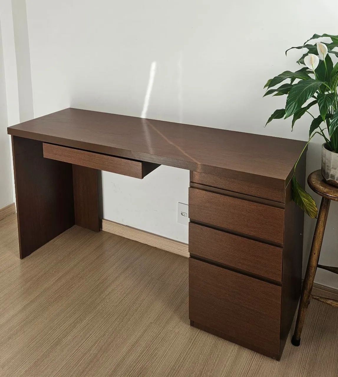 Escrivaninha com gaveteiro 150×49 cm