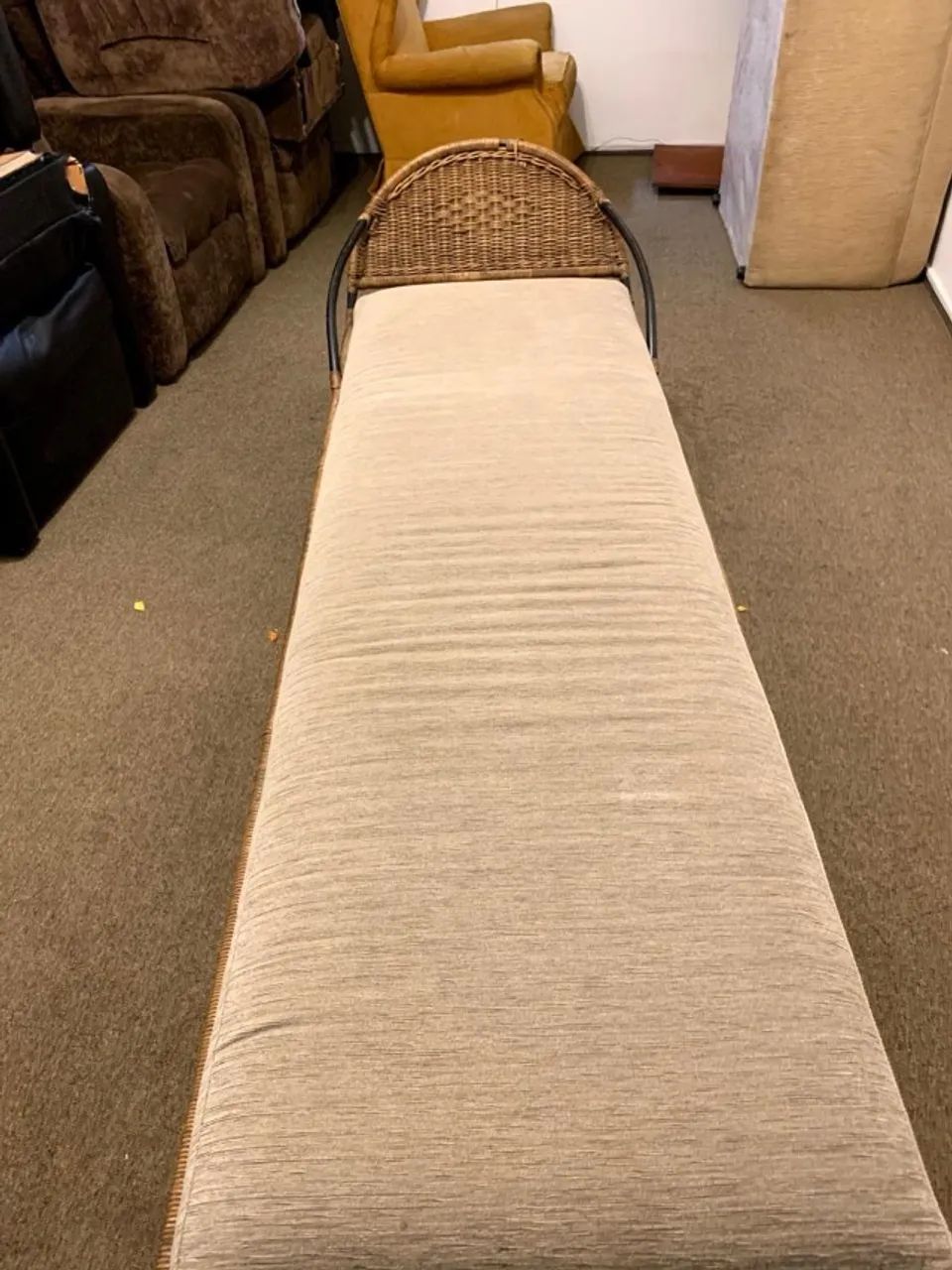 Divã de fibra natural rattan com colchão estofado