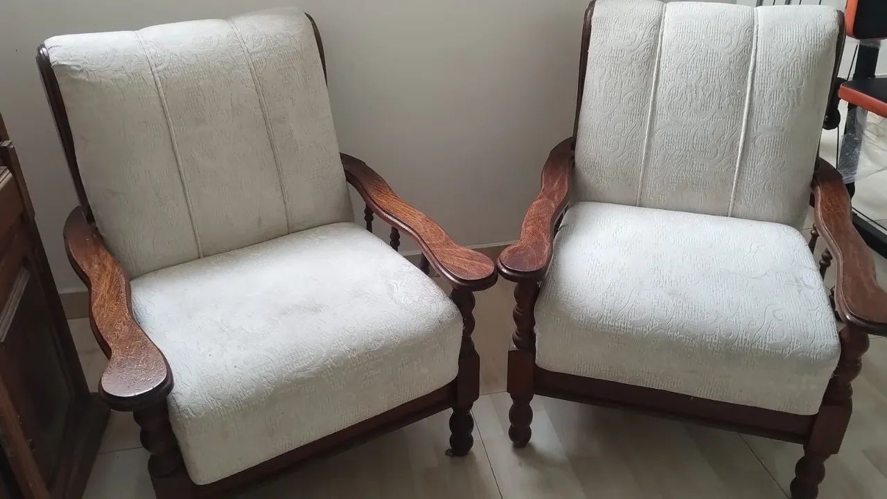 Poltronas em madeira estofadas belíssimas vintage 