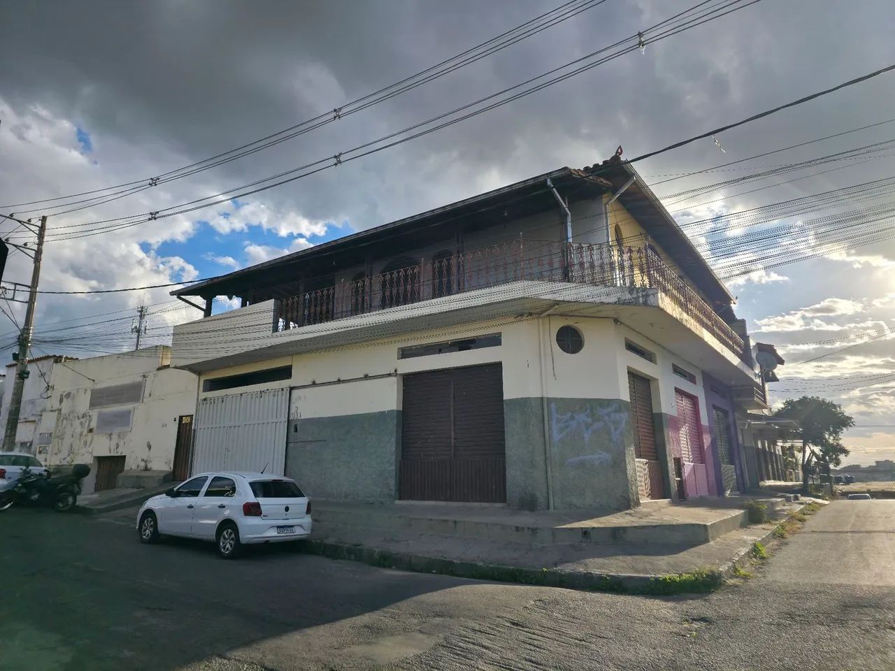 Vende-se Duas Casas e Três Lojas!