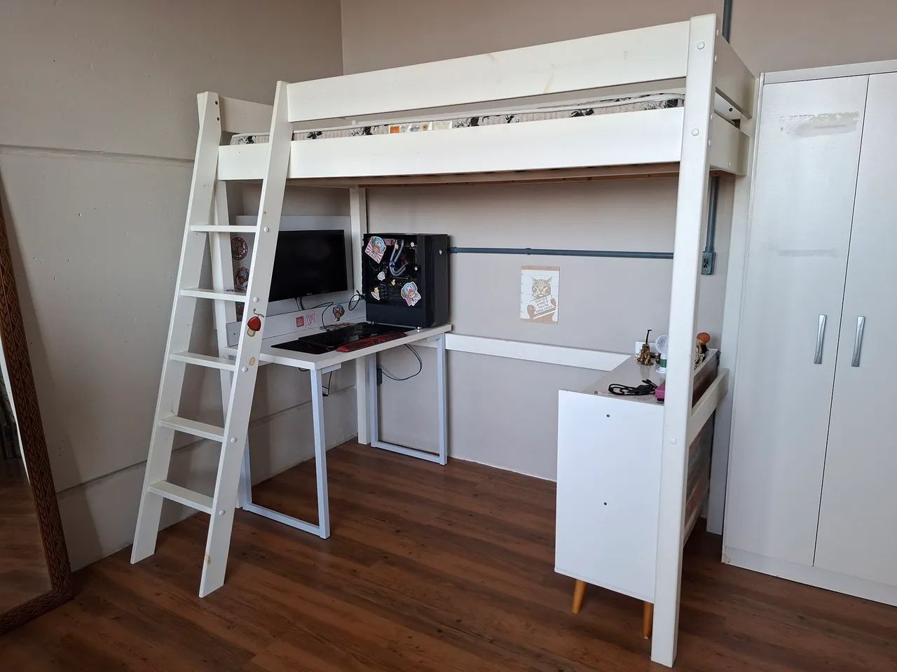 Cama elevada solteiro com escada e mesa de estudos 