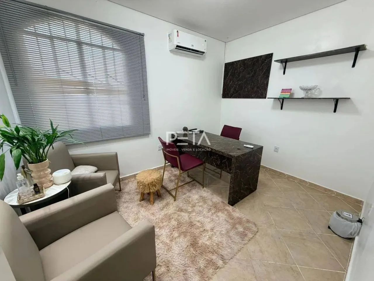 Sala comercial com banheiro interno para área da saúde - MOBILIADA - CENTRO