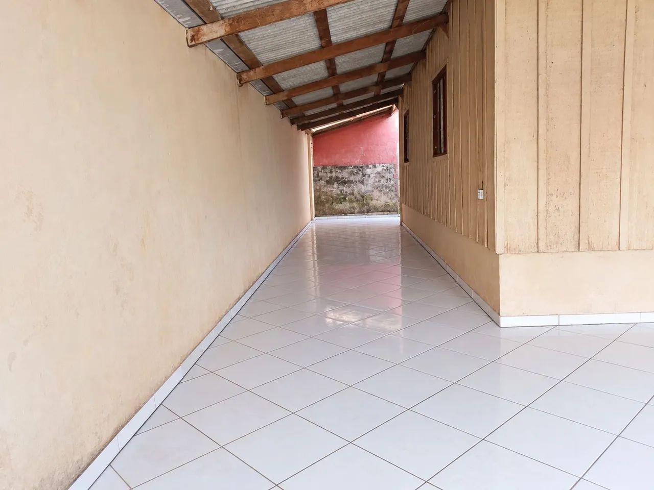 Casa com terreno amplo, e bem localizada. - Foto 2