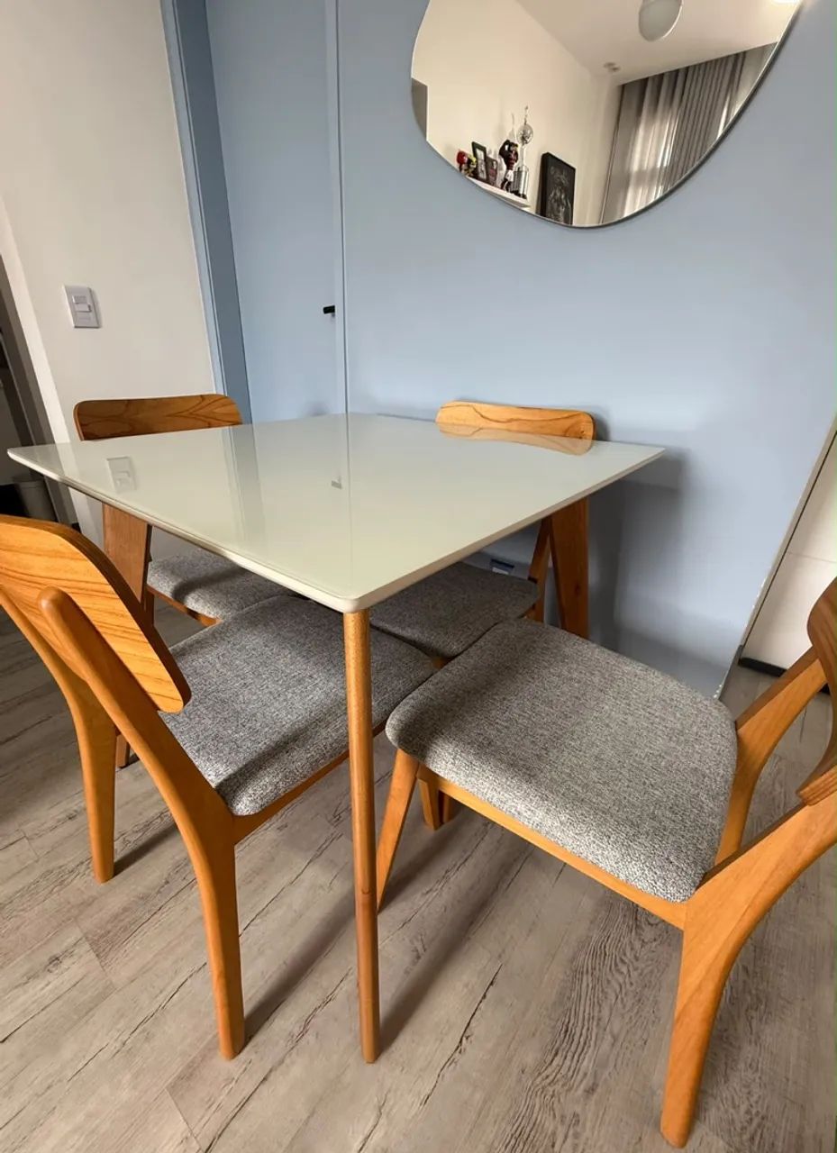 Mesa 90x90 com 4 cadeiras 