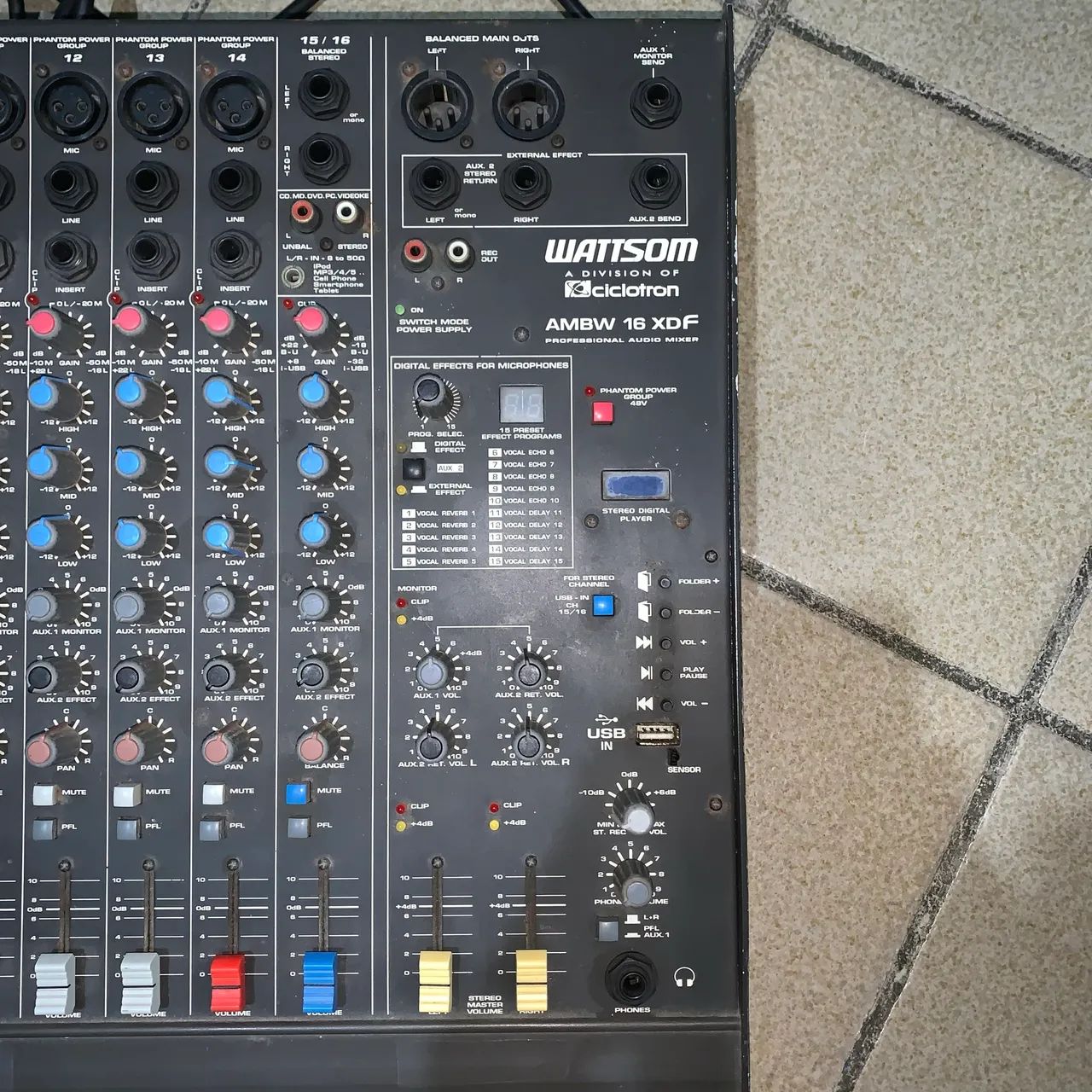 Vendo mesa de som de 16 canais bem nova  - Foto 3