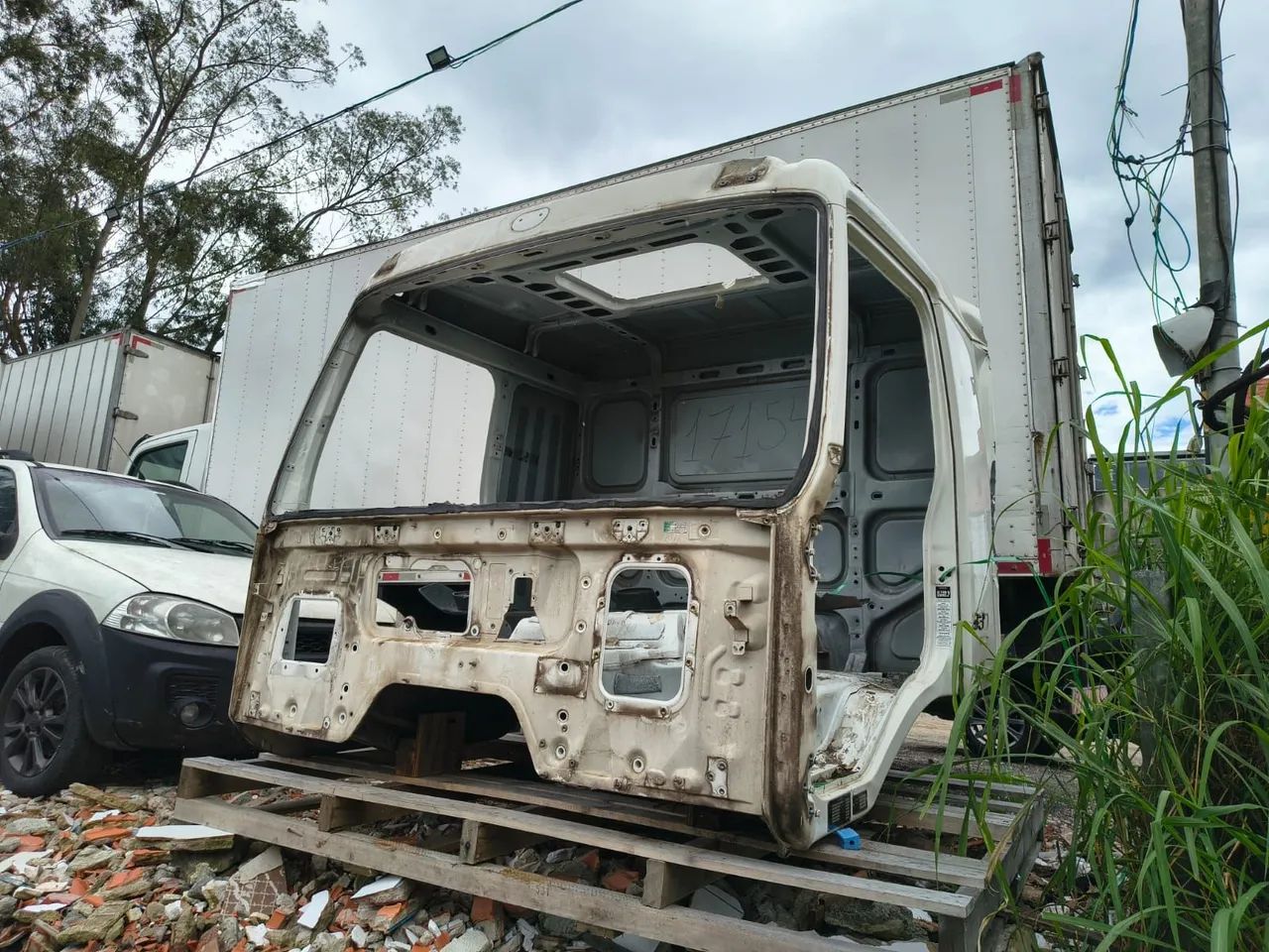 CABINE PARCIAL VOLVO VM ANO 2023 COM PEQUENA AVARIA 