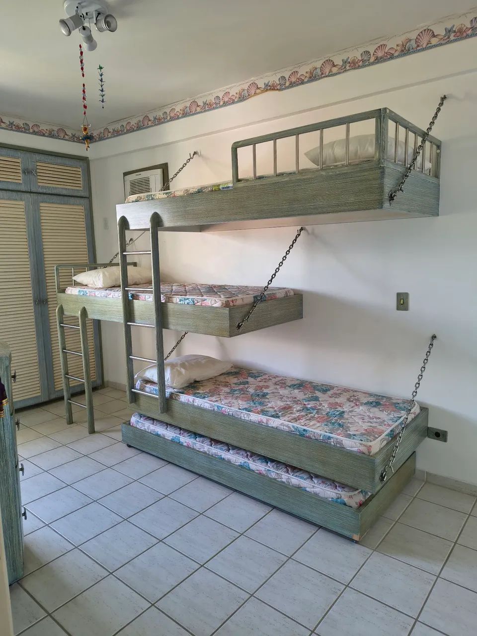 Vendo um treliche + cama auxiliar 