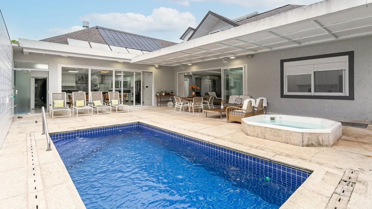 Casa com 5 Dormitórios e Piscina - Jurerê
