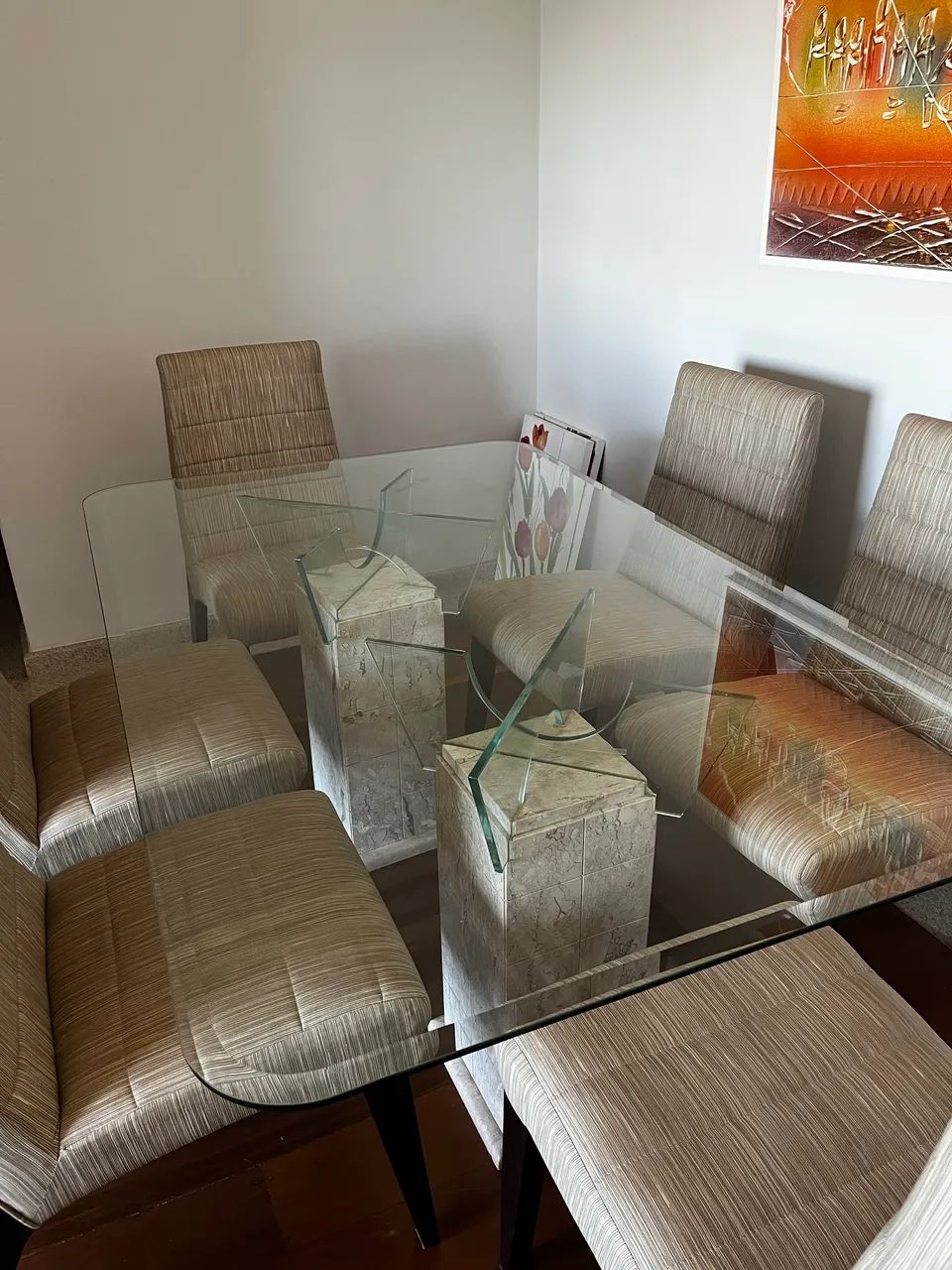 Mesa com tampo de vidro com acabamento bisotê  com 6 cadeiras  - Foto 5