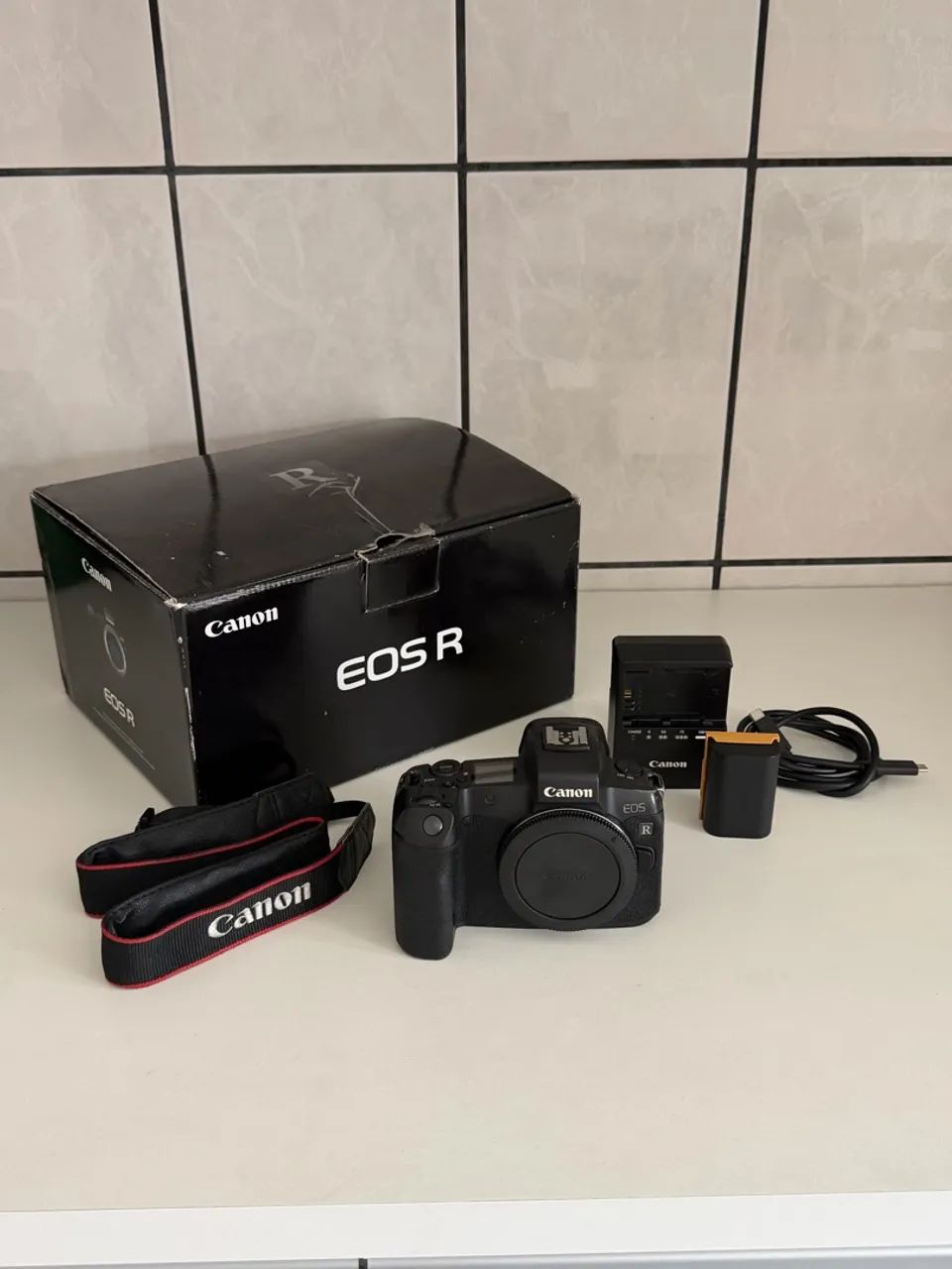 Câmera Canon Mirrorless EOS R - usada