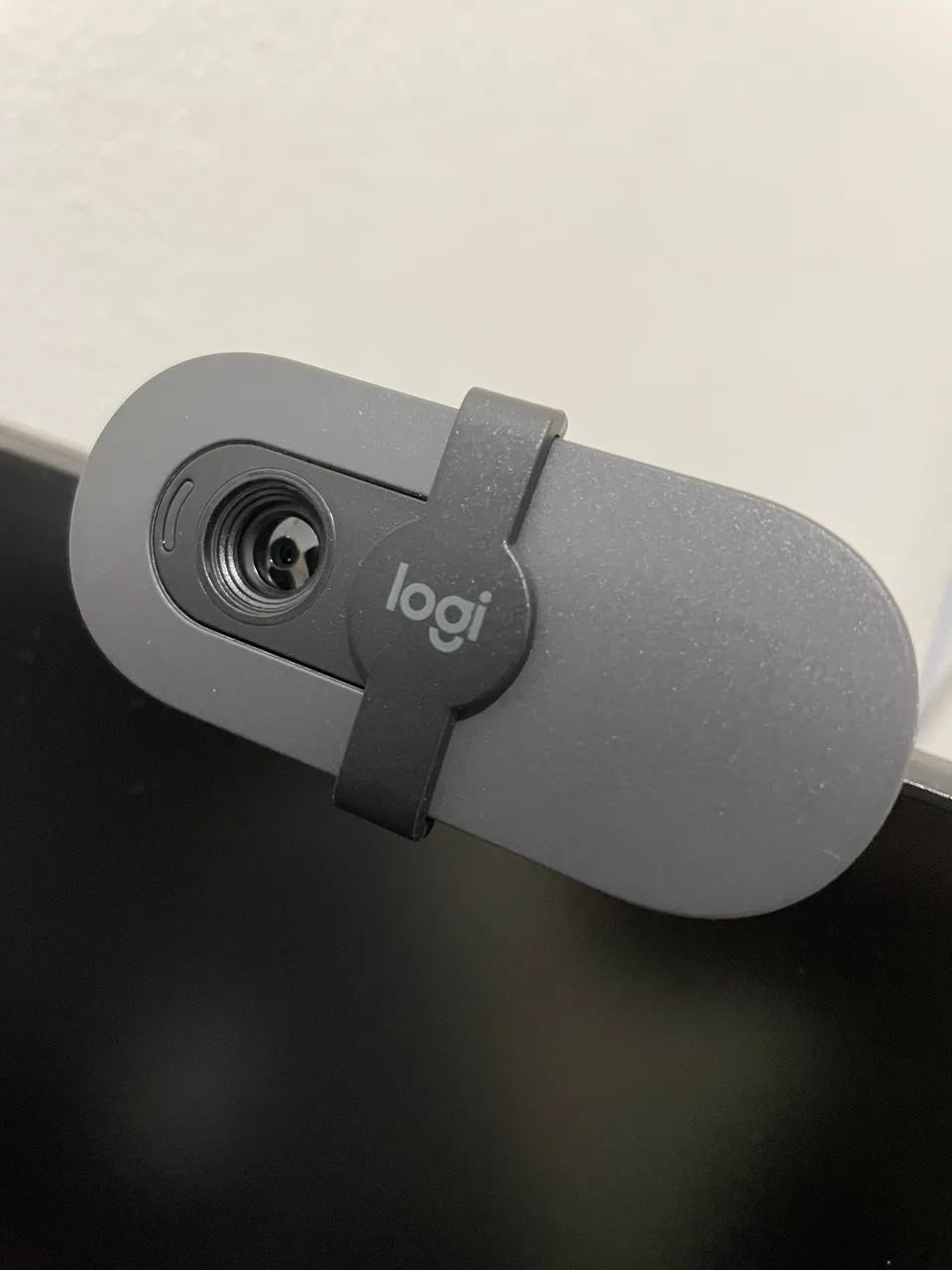 Webcam Full HD Logitech Brio 100 com Microfone Integrado e Proteção de Privacidade - Foto 2