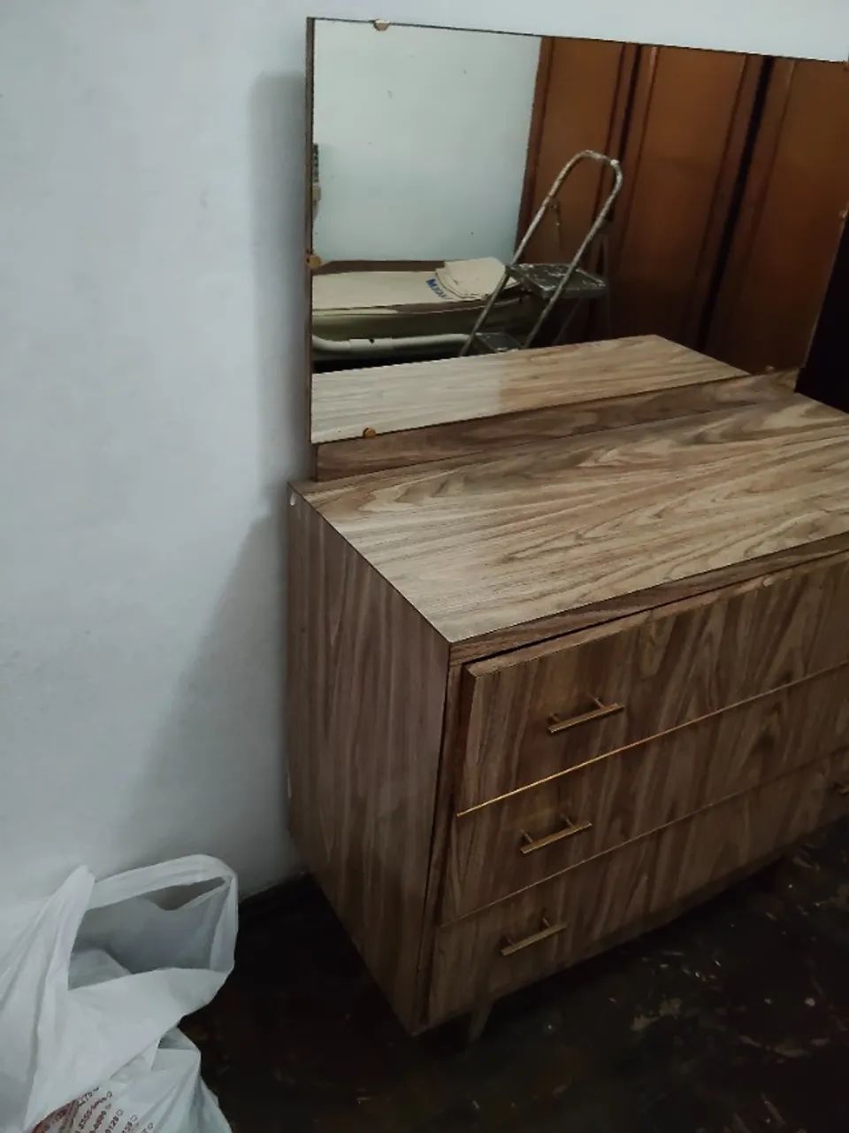 Cômoda com Espelho - Moderna, Espaçosa e Bem Conservada - Foto 3