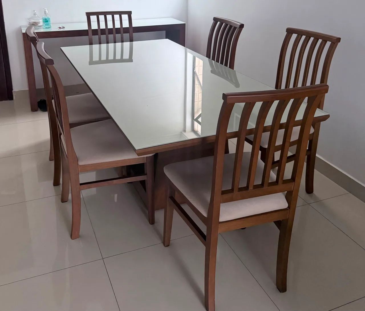 Mesa 6 cadeiras com aparador de madeira 