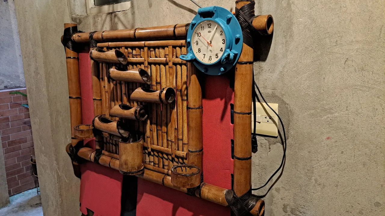 Fonte de bambu artesanal e relógio de parede 