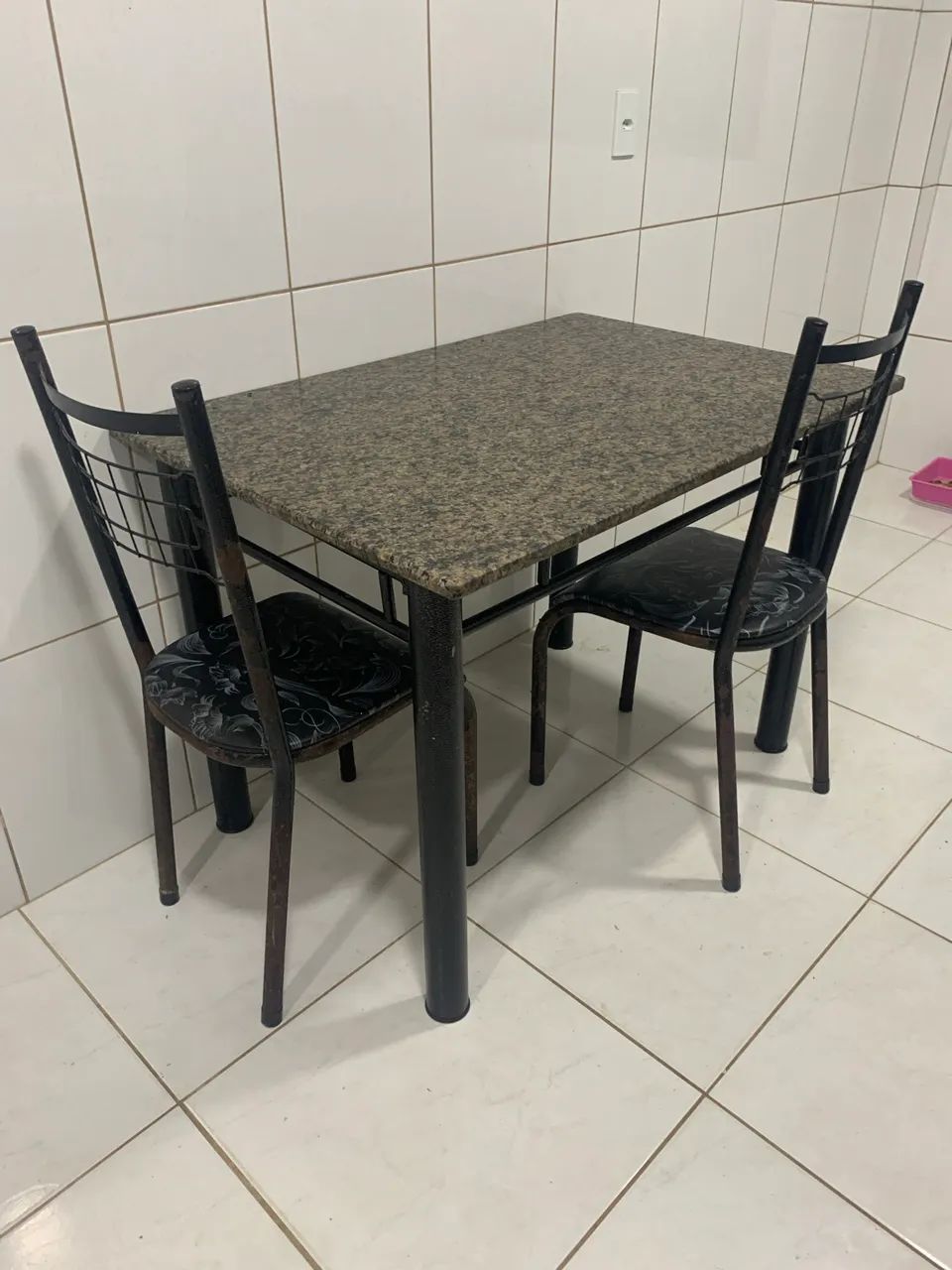 mesa de mármore com duas cadeiras