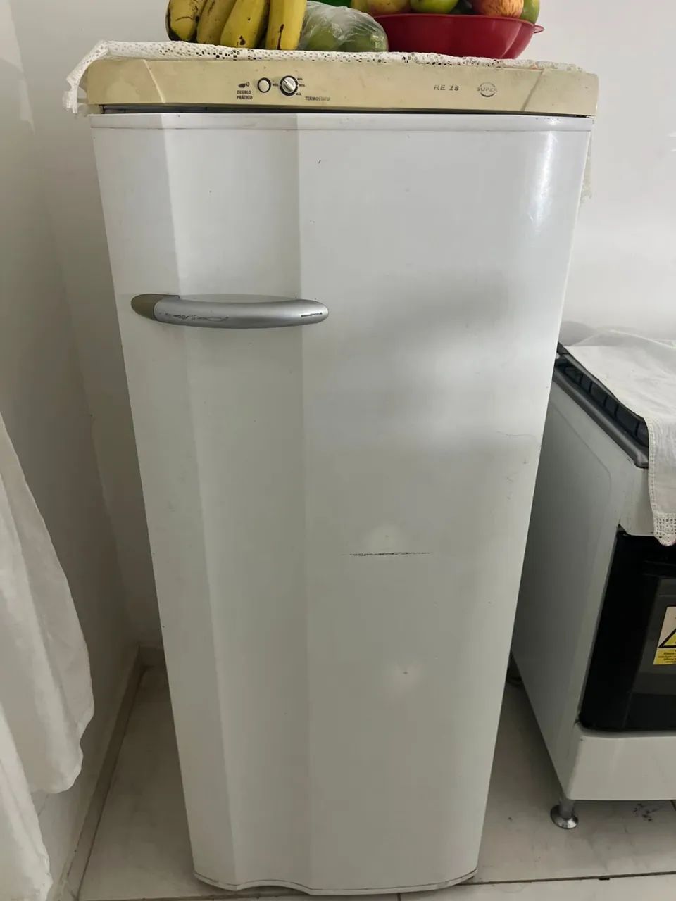 Geladeira eletrolux com freezer em ótimo estado e funcionando normalmente  - Foto 2