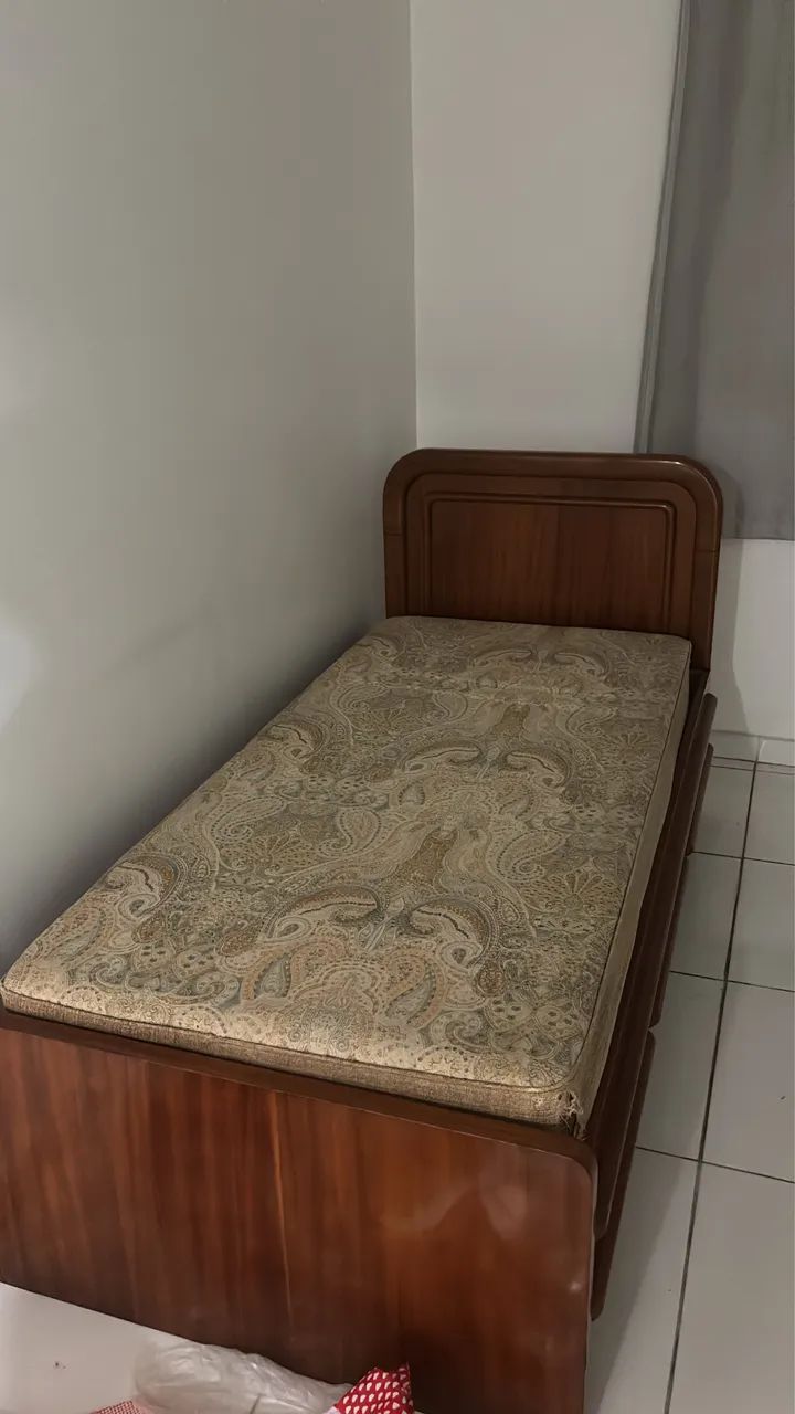 CAMA COM COMPARTIMENTOS PRA GUARDAR COISAS
