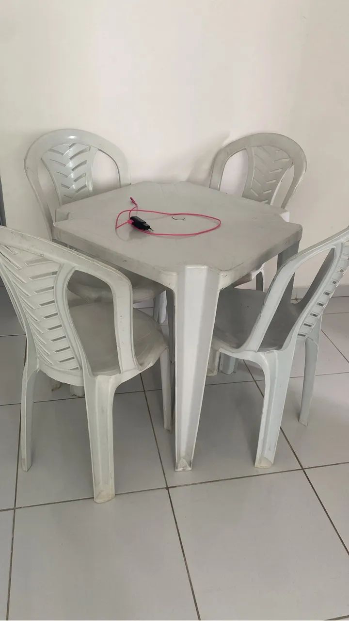 Várias Mesas e cadeiras 