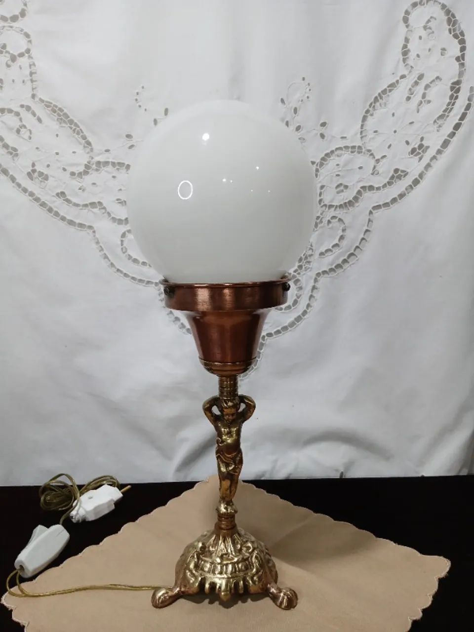 Antiga Luminaria De Mesa De Bronze Com Bola Opalinada - Foto 2