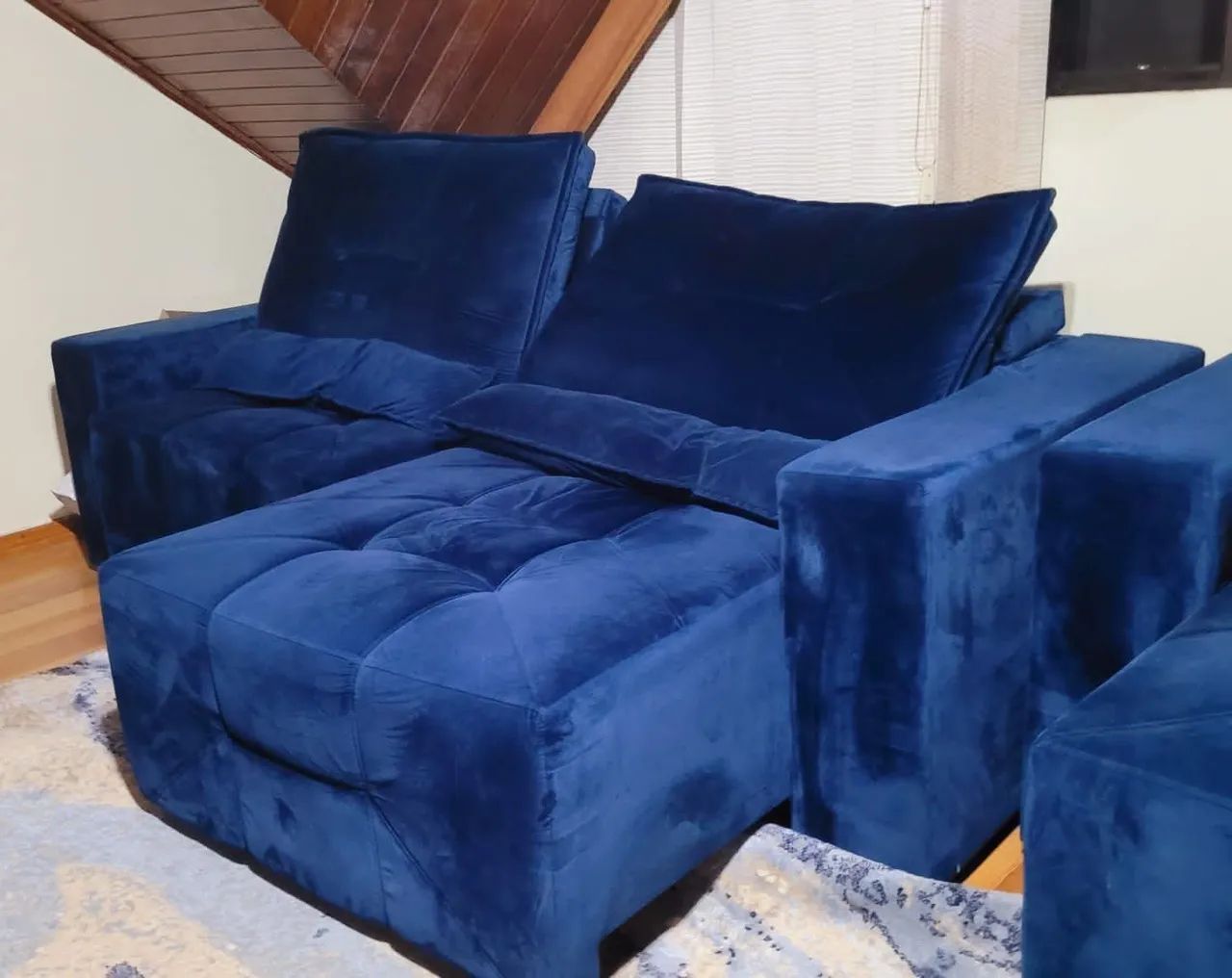 Sofá reclinável azul em veludo