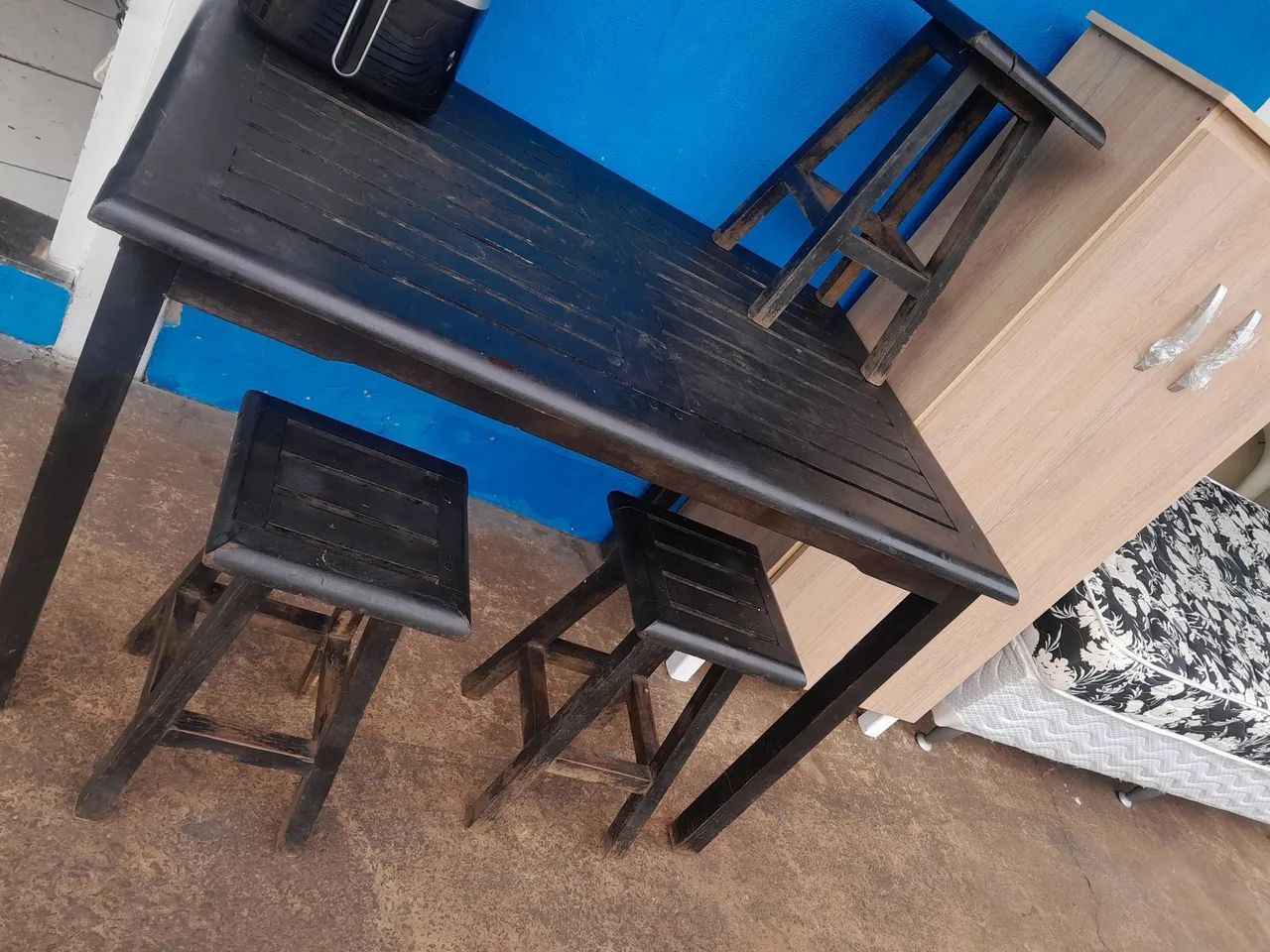 MESA COM 3 BANQUETAS 