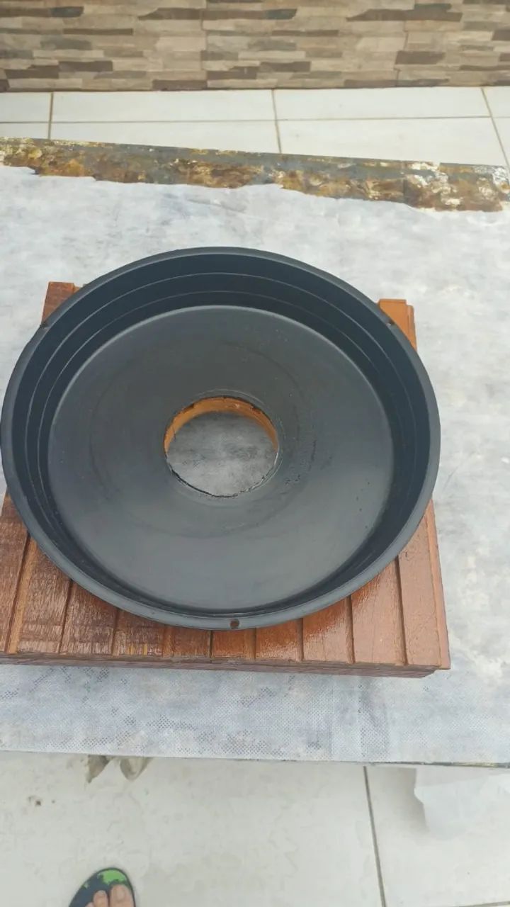 suporte de madeira com rodinhas e prato plastico