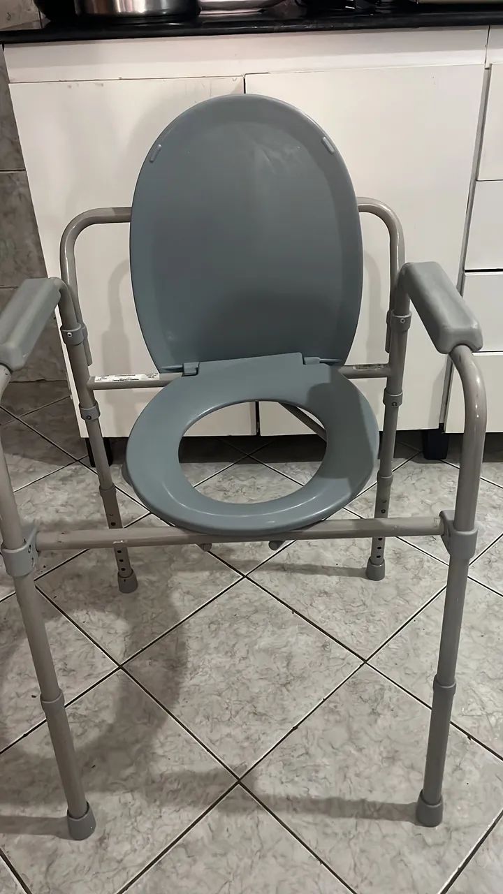 Cadeira hospitalar para banho e higiene pessoal só 220 faço entrega grátis chama * - Foto 3