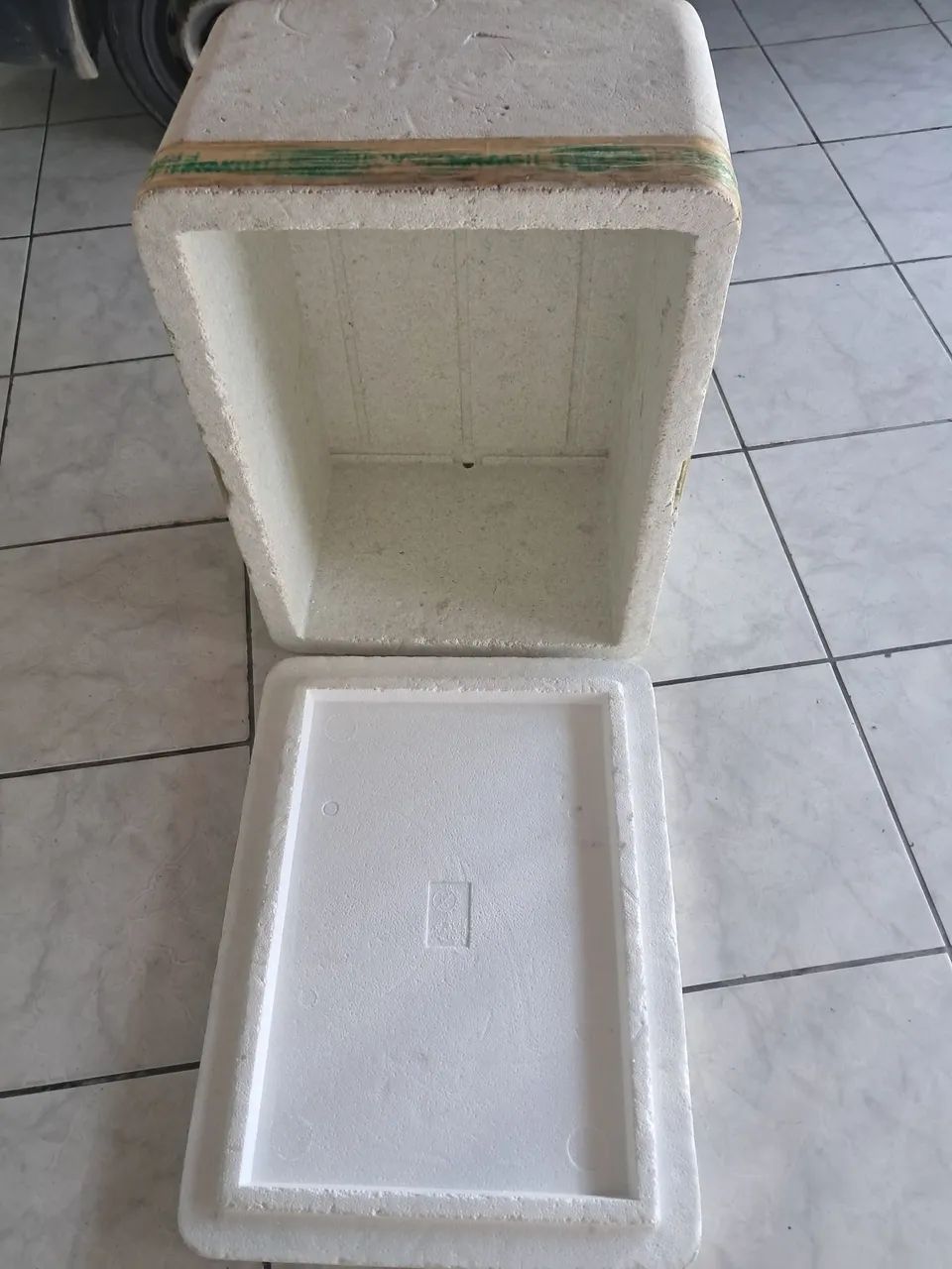 Caixa grande isopor
