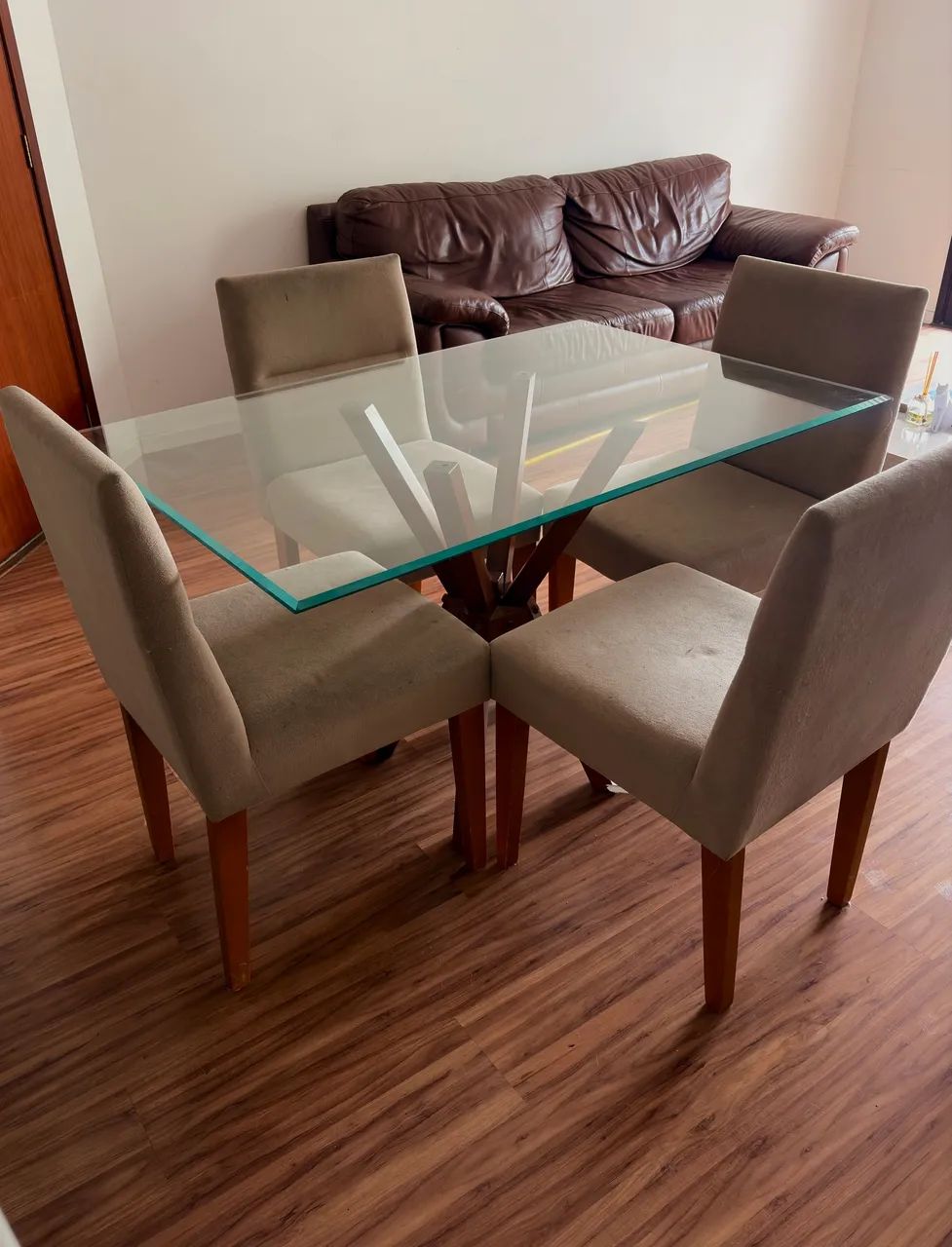 Mesa de jantar com 4 cadeiras 