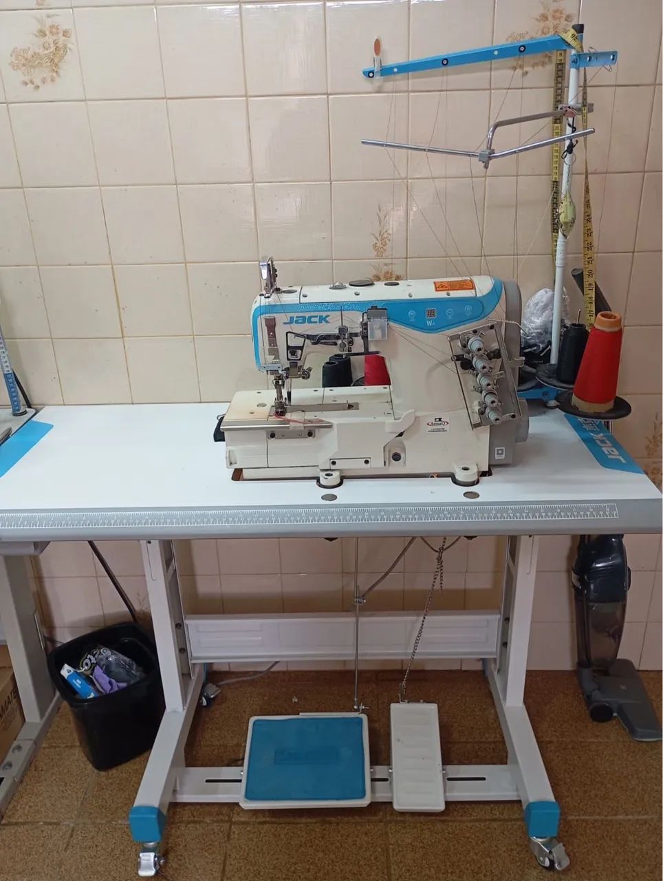 Máquina de costura GALONEIRA pouco tempo de uso - Foto 2