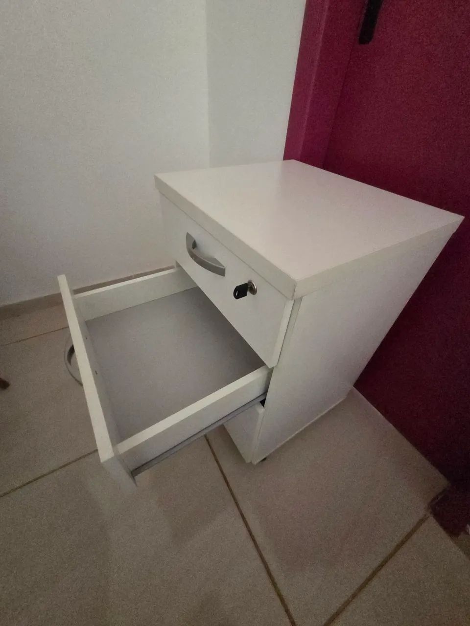 Gaveteiro branco de 4 gavetas, com rodinha e chave - Foto 3
