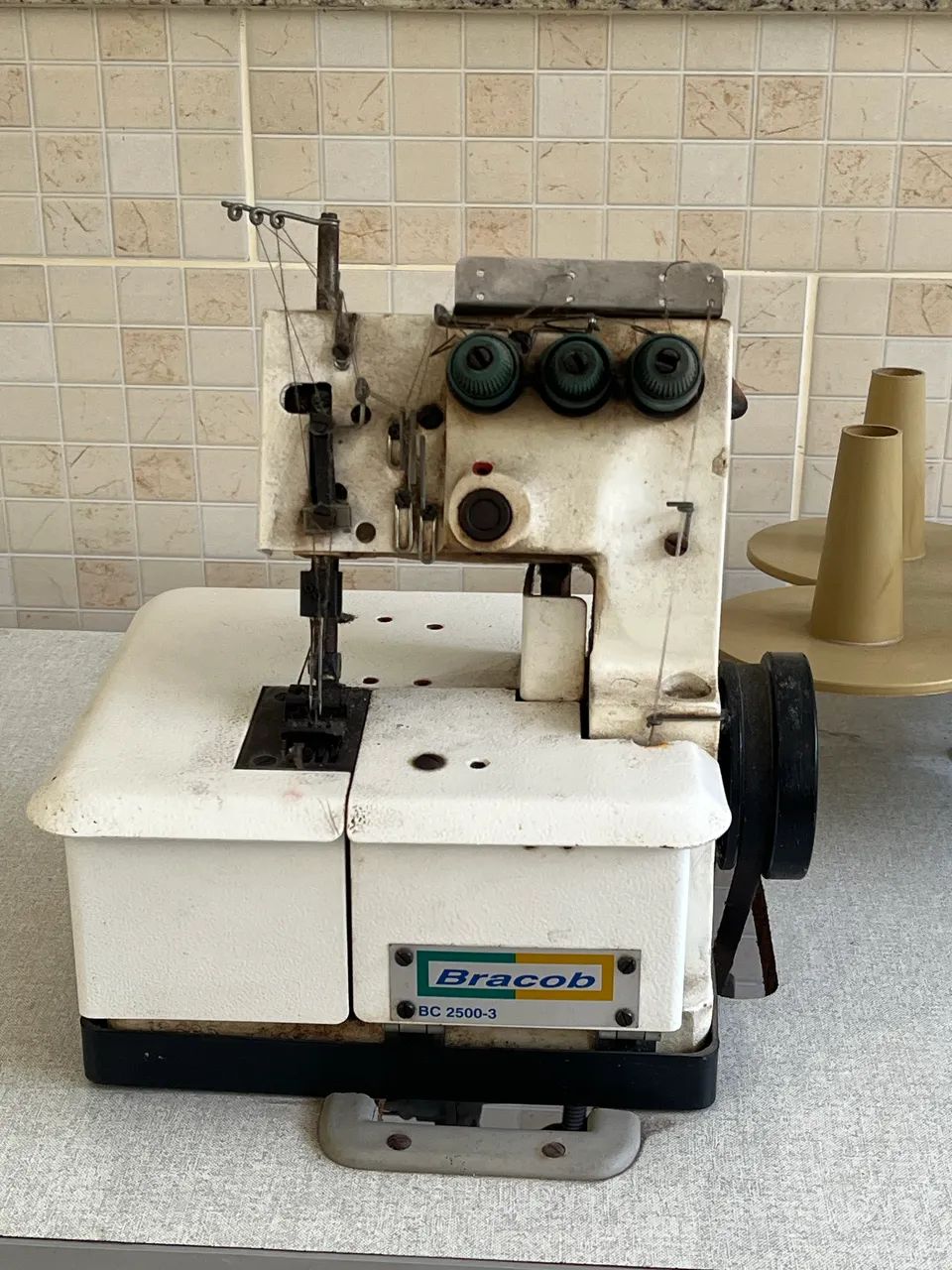 Máquina de Costura Colarete Bracob BC 2500-3 com Mesa Completa