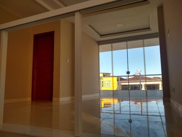 Linda casa com piscina e duas vagas de garagem - Foto 18