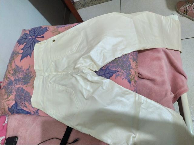 Calça cm material tipo couro ecológico - Foto 2