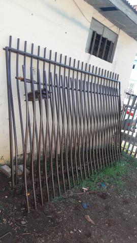 Vendo portão + grandes super conservada valor 700reais