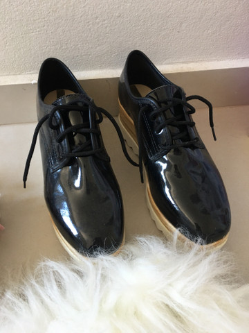 tenis de verniz com salto
