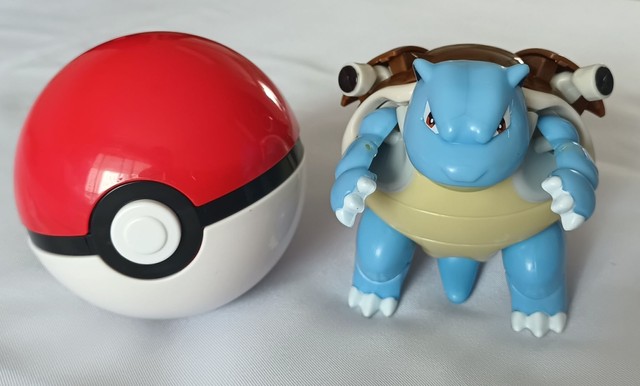 Pokébola com pokémon blastoise