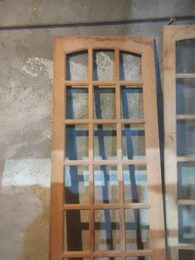 Porta madeira maciça vidrinho - 1 angelim e outra tauari
